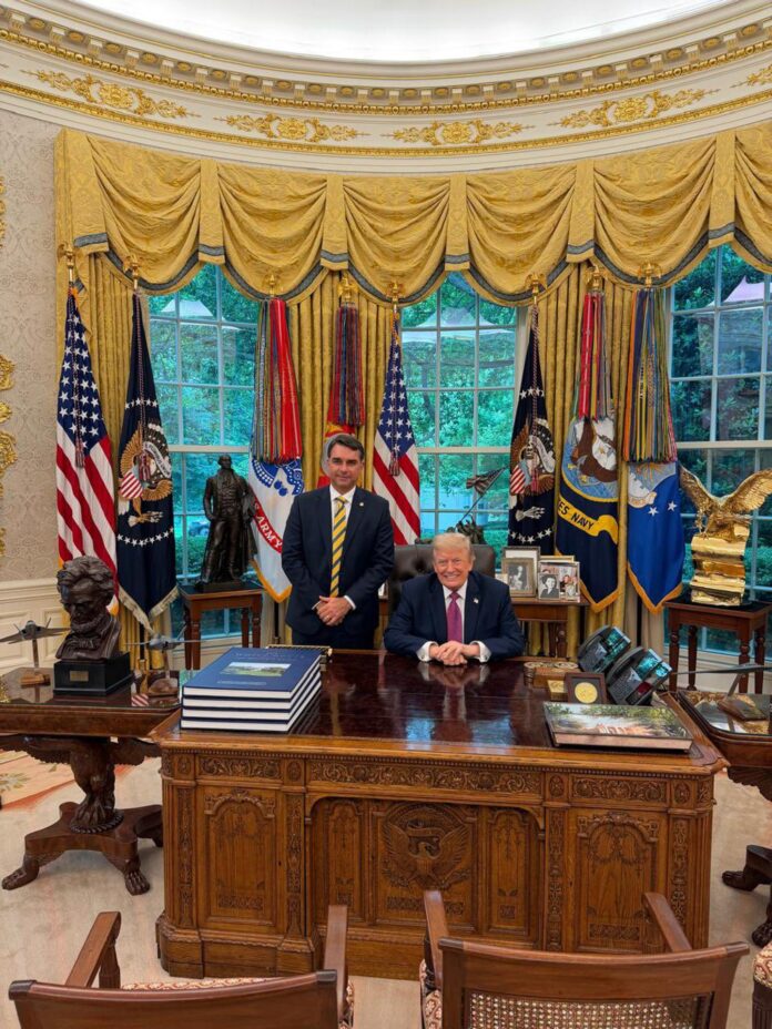 Fotografía tomada de la cuenta oficial en X @FlavioBolsonaro del senador derechista brasileño Flávio Bolsonaro (i) junto al presidente de EE.UU., Donald Trump, este martes en el despacho oval de la Casa Blanca en Washington (EE.UU.). EFE/ @FlavioBolsonaro
