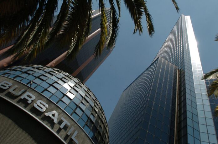 Vista general del edificio de la Bolsa Mexicana de Valores, ubicado en la avenida Paseo de la Reforma de la Ciudad de México. Imagen de archivo. EFE/David de la Paz
