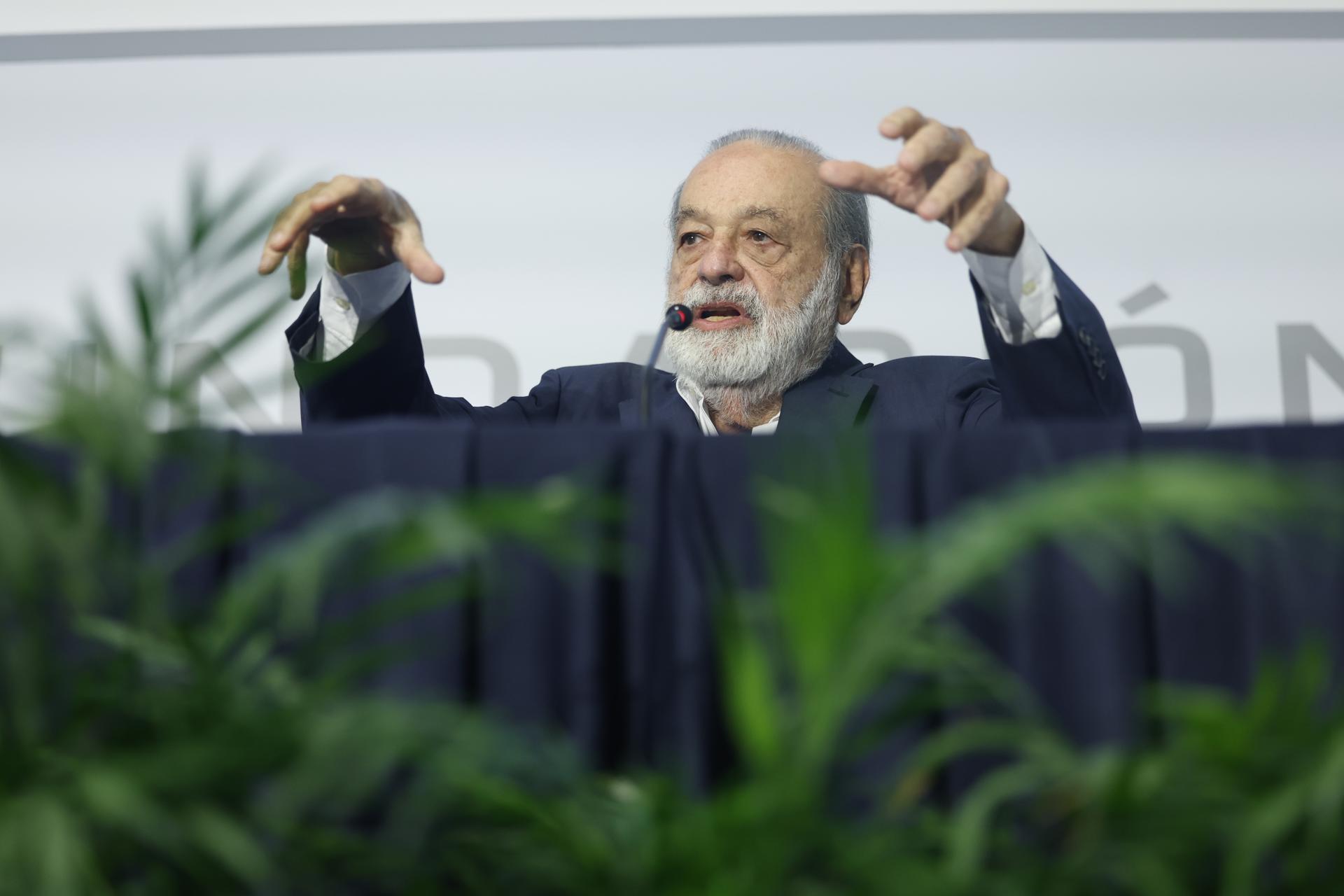 El magnate mexicano Carlos Slim Helú, habla durante una rueda de prensa este martes en Ciudad de México (México). EFE/ Sáshenka Gutiérrez
