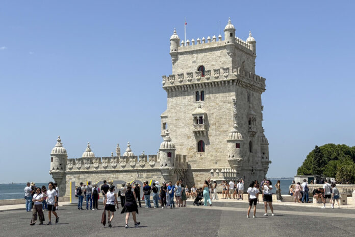 La emblemática Torre de Belém, uno de los monumentos más famosos de Lisboa y Portugal en general, reabrirá sus puertas este miércoles a los visitantes tras un año cerrada por trabajos de restauración en su fachada e interiores, y con nuevas limitaciones de aforo para prevenir su deterioro. EFE/ Blas Díaz
