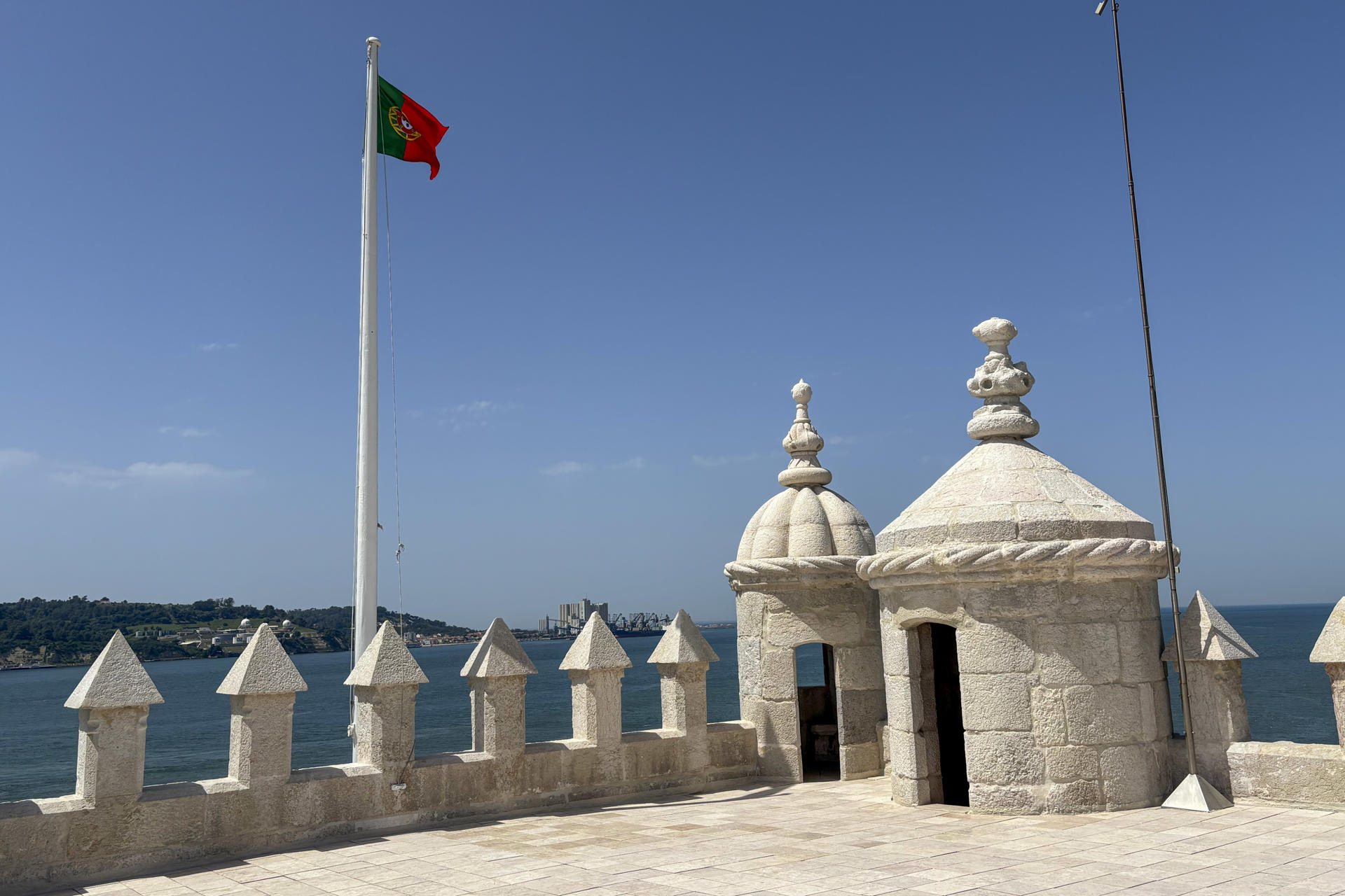 La emblemática Torre de Belém, uno de los monumentos más famosos de Lisboa y Portugal en general, reabrirá sus puertas este miércoles a los visitantes tras un año cerrada por trabajos de restauración en su fachada e interiores, y con nuevas limitaciones de aforo para prevenir su deterioro. EFE/ Blas Díaz
