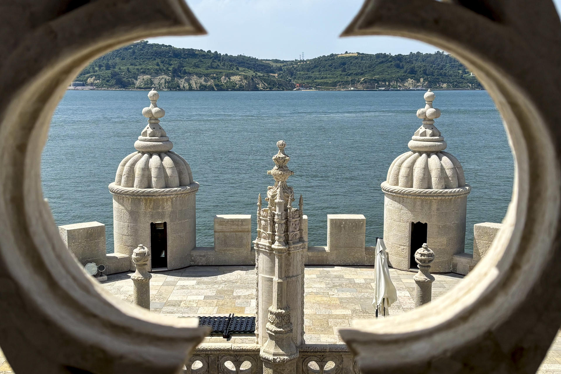 La emblemática Torre de Belém, uno de los monumentos más famosos de Lisboa y Portugal en general, reabrirá sus puertas este miércoles a los visitantes tras un año cerrada por trabajos de restauración en su fachada e interiores, y con nuevas limitaciones de aforo para prevenir su deterioro. EFE/ Blas Díaz
