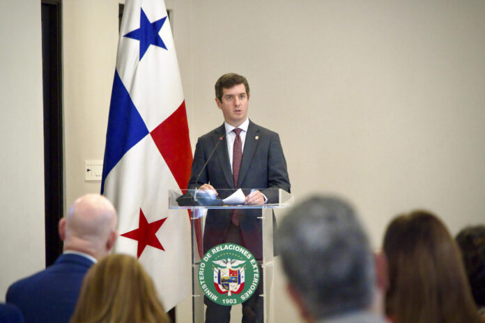 El vicecanciller de Panamá, Carlos Hoyos, habla durante el evento 'Simposio Regional: “Panamá: dos siglos de diálogo y humanidad' en la Cancillería de Ciudad de Panamá (Panamá). EFE/ Aris Mariota

