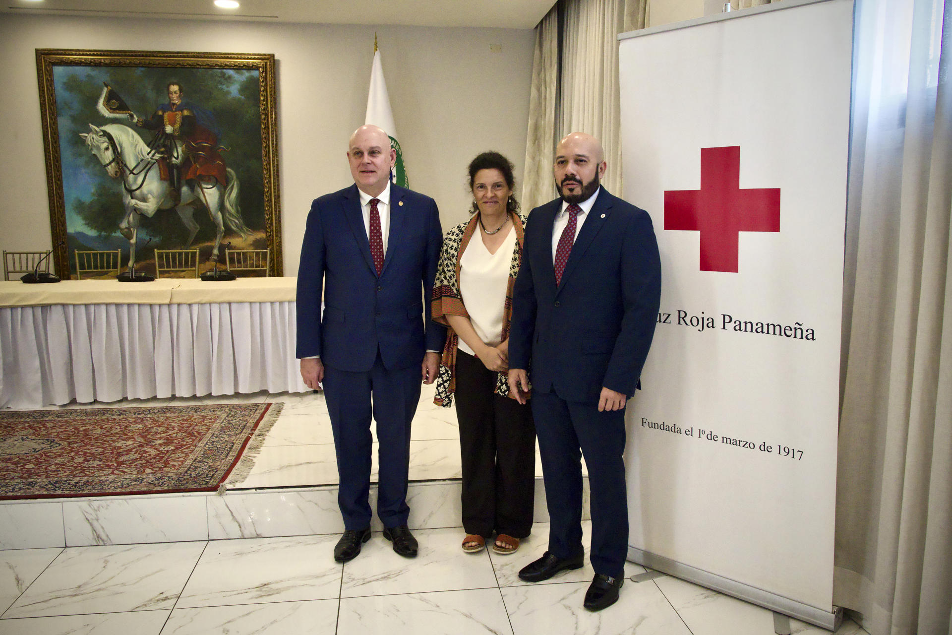 El viceministro de Asuntos Multilaterales y Cooperación de Panamá, Carlos Guevara Mann (i), la coordinadora de la Agencia Española de Cooperación Internacional para el Desarrollo (AECID) en Panamá, Itziar González Camacho, y el presidente de la Cruz Roja panameña, Elías Solís, posan durante el evento 'Simposio Regional: “Panamá: dos siglos de diálogo y humanidad' en la Cancillería de Ciudad de Panamá (Panamá). EFE/ Aris Mariota
