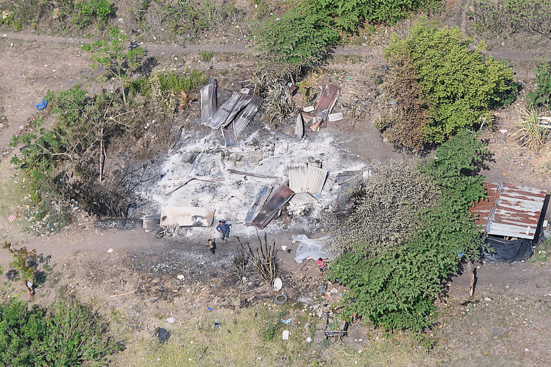 Fotografía aérea que muestra los escombros de una vivienda afectada tras el ataque de un grupo armado, este martes, en San José Las Lágrimas (Guatemala). EFE/ Alex Cruz