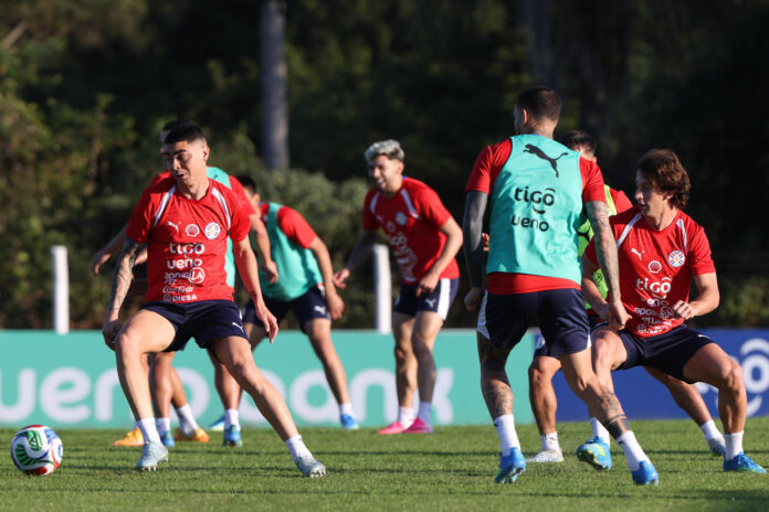 Los jugadores de la selección de Paraguay Antonio Sanabria (c), Miguel Almirón (i) y Matías Galarza entrenan en el Centro de Alto Rendimiento en Ypané (Paraguay). EFE/Juan Pablo Pino
