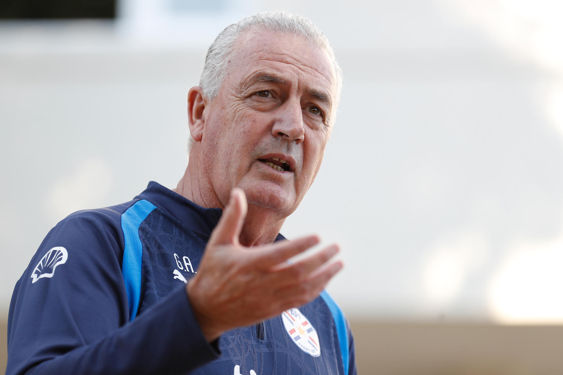 El seleccionador de Paraguay, Gustavo Alfaro, habla con periodistas este martes antes de un entrenamiento del equipo en el Centro de Alto Rendimiento en la localidad de Ypané. EFE/ Juan Pablo Pino
