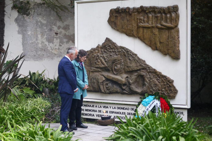 El ministro de Política Territorial y Memoria Democrática de España, Angel Víctor Torres, y la presidenta de la Comisión de Españoles Desaparecidos durante la dictadura en Argentina (1976-1983), María Consuelo Castaño, asisten a un homenaje a los 307 españoles desaparecidos durante la dictadura, este martes, en Buenos Aires (Argentina). EFE/ Juan Ignacio Roncoroni
