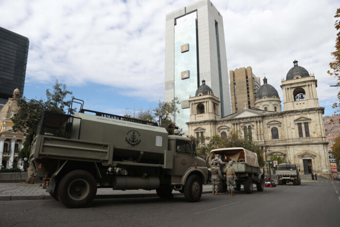 Fotografía que muestra un vehículo militar transitando por una calle cercana al Palacio de Gobierno este 26 de mayo de 2026, en La Paz (Bolivia). EFE/ Luis Gandarillas
