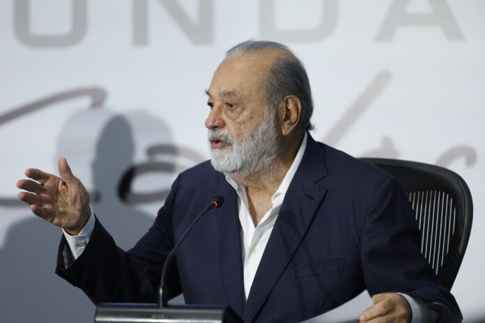 El magnate mexicano Carlos Slim Helú, habla este martes, durante una rueda de prensa en Ciudad de México (México). EFE/ Sáshenka Gutiérrez
