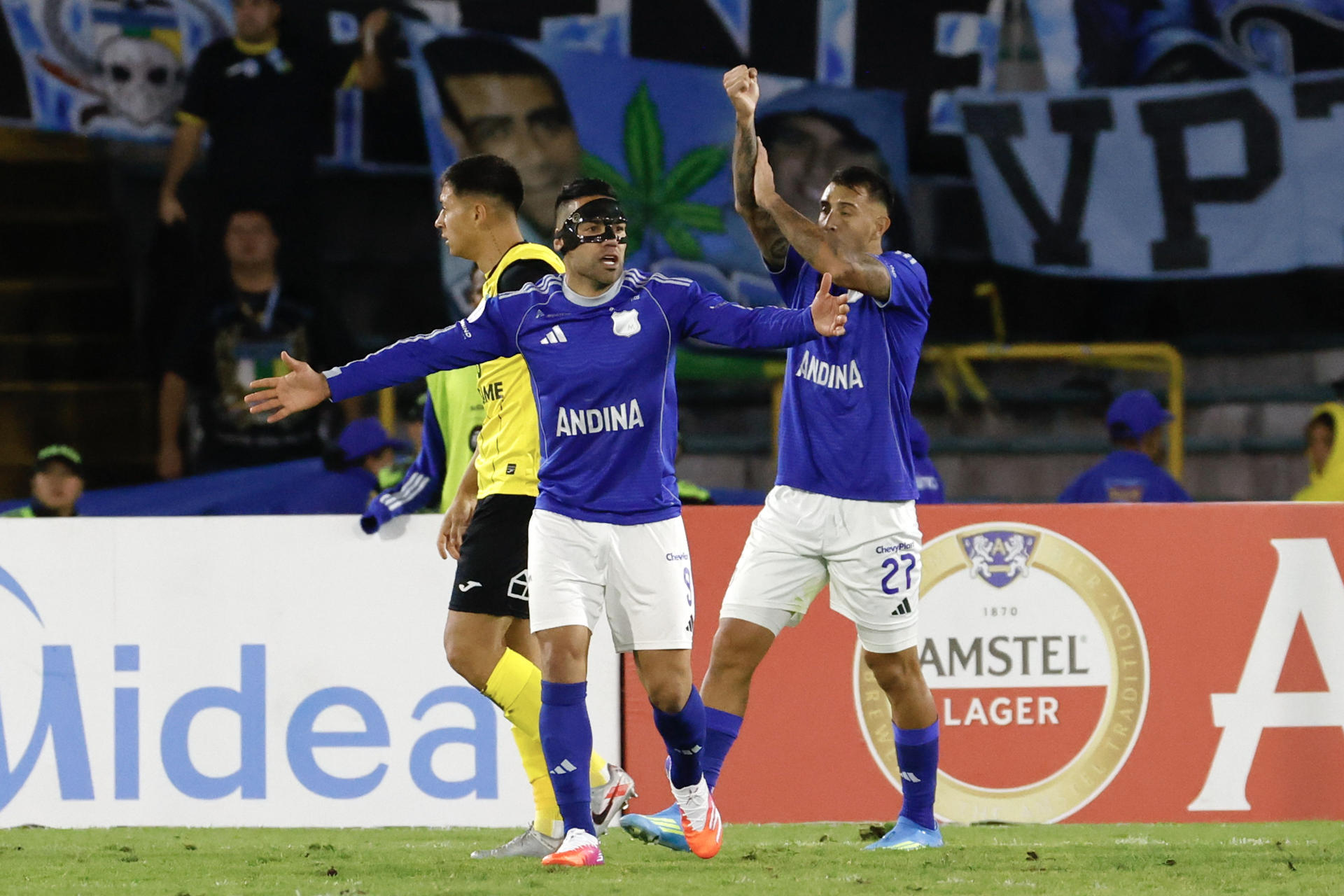Radamel Falcao (i), de Millonarios, reacciona en un partido de la Copa Sudamericana entre Millonarios y O'Higgins en el estadio El Campín, en Bogotá (Colombia). EFE/Mauricio Dueñas Castañeda
