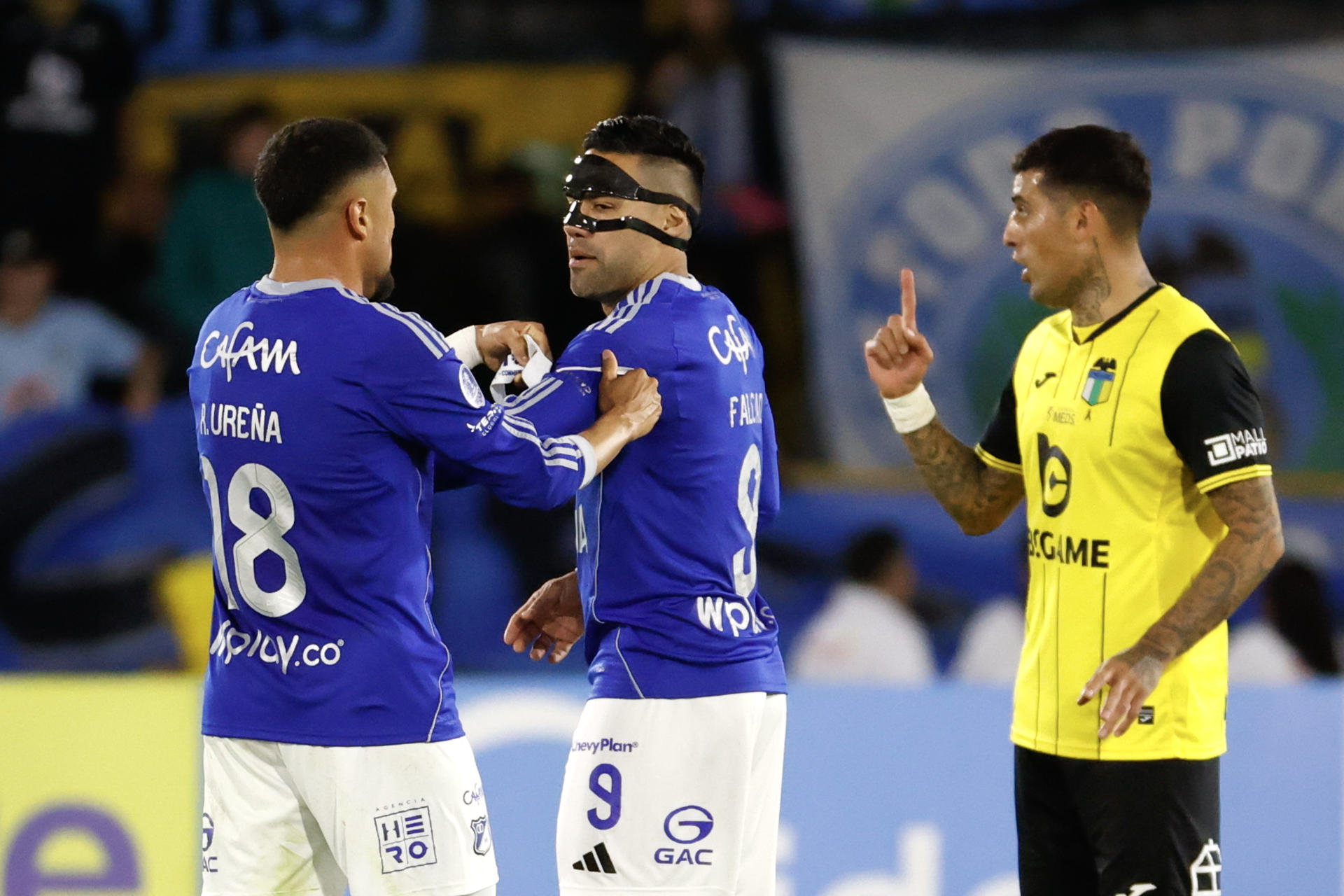 Radamel Falcao (c), de Millonarios, recibe la cinta de capitán de Rodrigo Ureña en un partido de la Copa Sudamericana entre Millonarios y O'Higgins en el estadio El Campín, en Bogotá (Colombia). EFE/Mauricio Dueñas Castañeda

