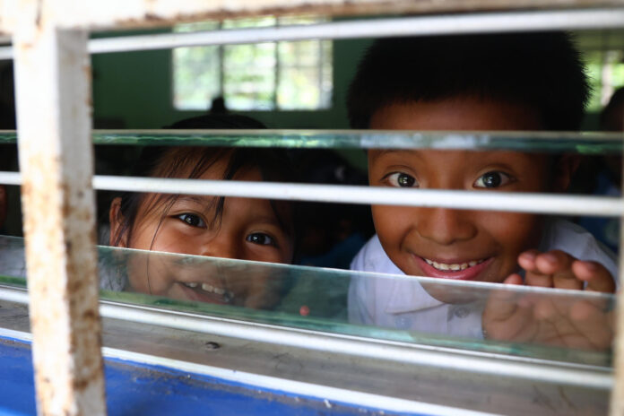 Imagen de archivo que muestra a dos niños tras una ventana. EFE/ Carlos Lemos
