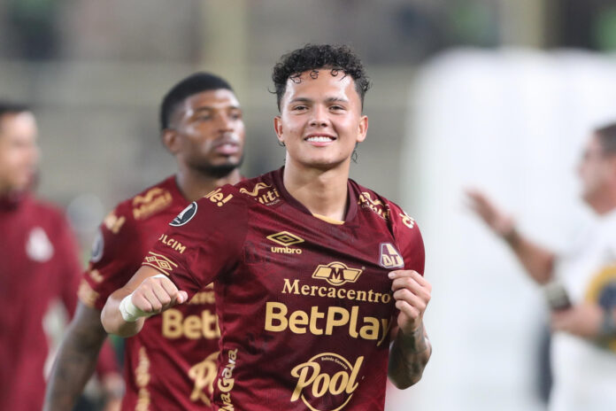 Juan Pablo Torres expresa su felicidad con la clasificación de Deportes Tolima a los octavos de final de la Copa Libertadores tras igualar este martes 0-0 con Universitario de Deportes en el estadio Monumental en Lima. EFE/ Paolo Aguilar
