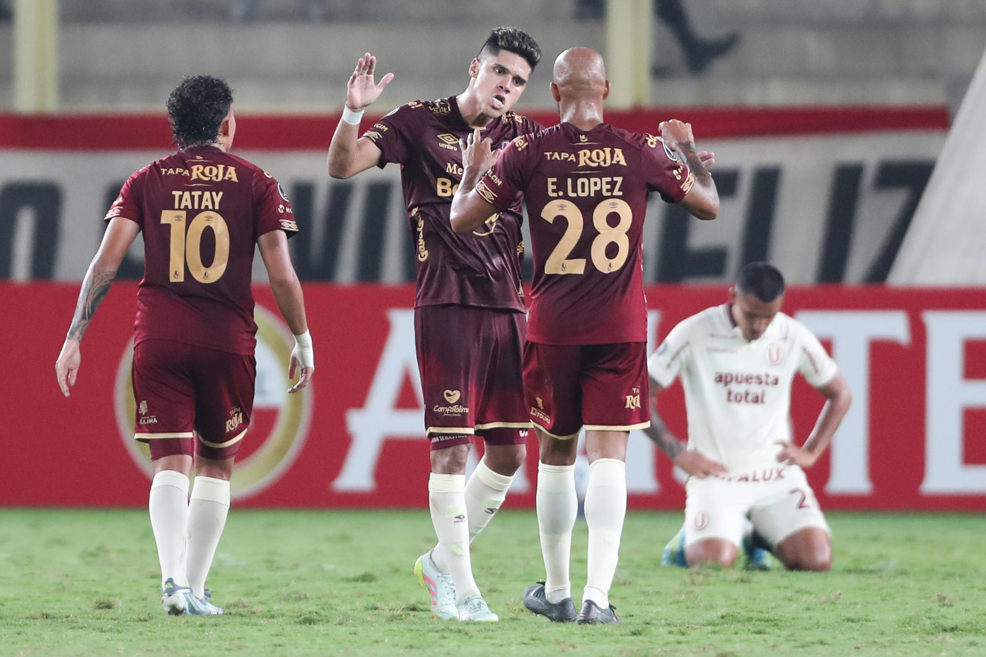 Jugadores de Deportes Tolima celebran este martes la clasificación a los octavos de final de la Copa Libertadores tras igualar sin goles con Universitario de Deportes en el estadio Monumental en Lima. EFE/ Paolo Aguilar
