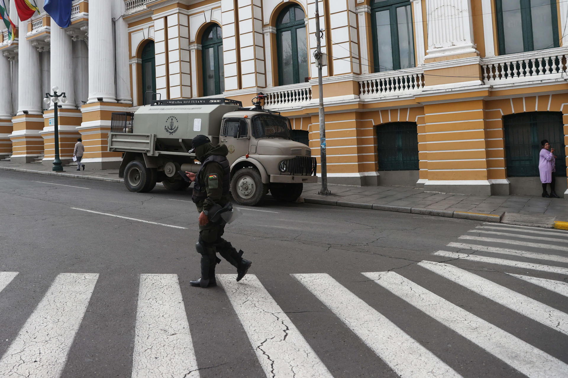 Fotografía que muestra a un integrante de la Policía de Bolivia custodiando las calles cercanas al Palacio de Gobierno este 26 de mayo de 2026, en La Paz (Bolivia). EFE/ Luis Gandarillas
