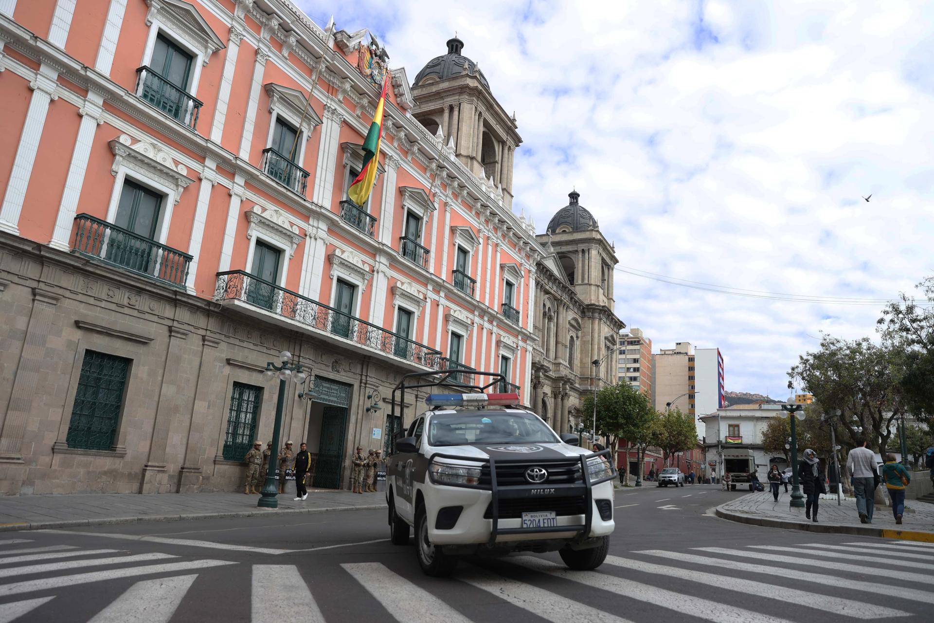 Fotografía que muestra un vehículo de Policía custodiando las calles cercanas al Palacio de Gobierno este 26 de mayo de 2026, en La Paz (Bolivia). EFE/ Luis Gandarillas
