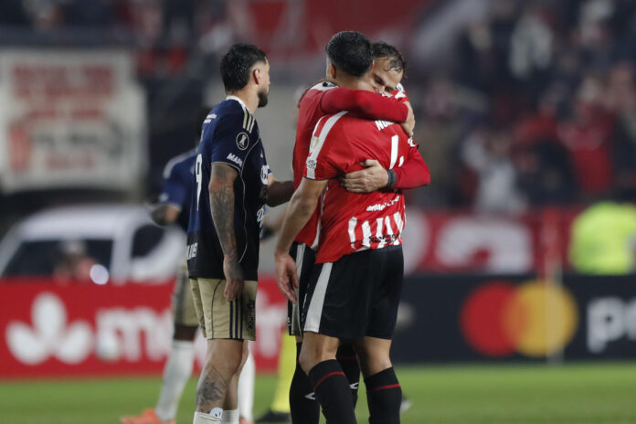 Jugadores de Estudiantes de La Plata celebran este martes el gol a los 92 minutos que ha clasificado al equipo argentino a los octavos de final de la Copa Libertadores a expensas del Independiente Medellín en partido jugado en el estadio UNO de La Plata. EFE/ Demian Alday
