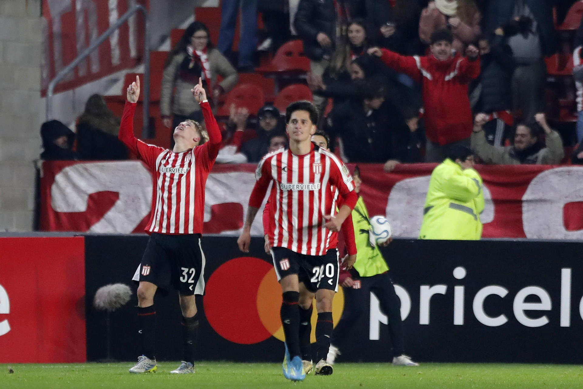 Mikel Amondarain (i) celebra el gol a los 92 minutos que ha clasificado este martes a Estudiantes de La Plata a los octavos de final de la Copa Libertadores a expensas del Independiente Medellín en partido jugado en el estadio UNO de La Plata. EFE/ Demian Alday
AMDEP5673. LA PLATA (ARGENTINA), 26/05/2026.- de Estudiantes celebra un gol este martes, durante un partido de la fase de grupos de la Copa Libertadores entre Estudiantes de La Plata e Independiente Medellín en el estadio UNO en La Plata (Argentina). EFE/ Demian Alday
