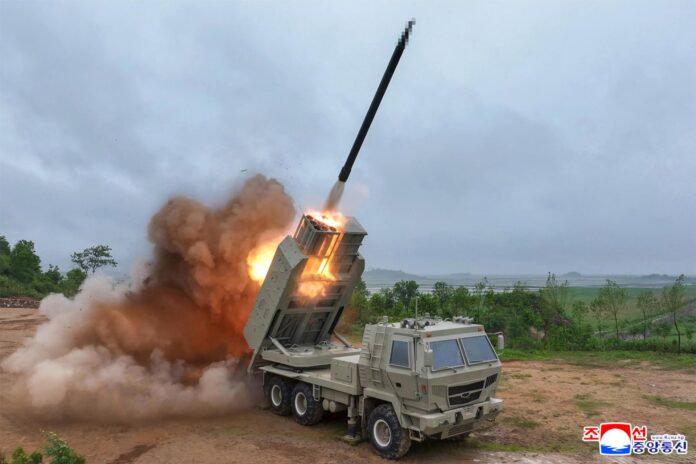 Ubicación no revelada (Corea del Norte), 26/05/2026.- Una fotografía publicada por la agencia oficial de noticias norcoreana KCNA muestra los lanzamientos de prueba de sistemas de lanzamiento de misiles multipropósito ligeros y sistemas de misiles de crucero tácticos de reciente desarrollo en una ubicación no revelada en Corea del Norte, el 26 de mayo de 2026 (publicada el 27 de mayo de 2026). 
EFE/EPA/KCNA EDITORIAL USE ONLY

