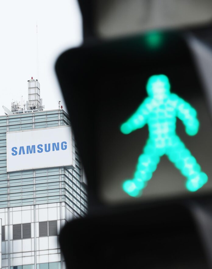 SUWON (Corea del Sur), 27/05/2026.- Un semáforo se pone en verde frente a la sede de Samsung Electronics en Suwon, Corea del Sur, el 27 de mayo de 2026. 
EFE/EPA/YONHAP SOUTH KOREA OUT
