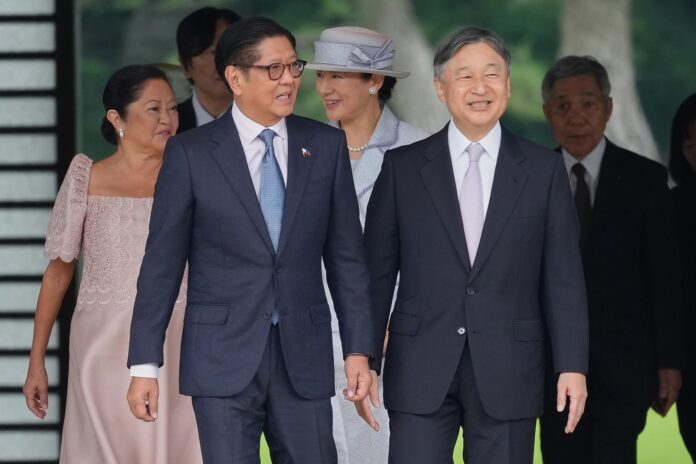 Tokio (Japón), 27/05/2026.- El emperador Naruhito y la emperatriz Masako de Japón dan la bienvenida al presidente de Filipinas, Ferdinand Marcos Jr., y a la primera dama, Liza Araneta-Marcos, durante una ceremonia celebrada en el Palacio Imperial de Tokio, Japón, el 27 de mayo de 2026.
EFE/EPA/Eugene Hoshiko / POOL POOL PHOTO
