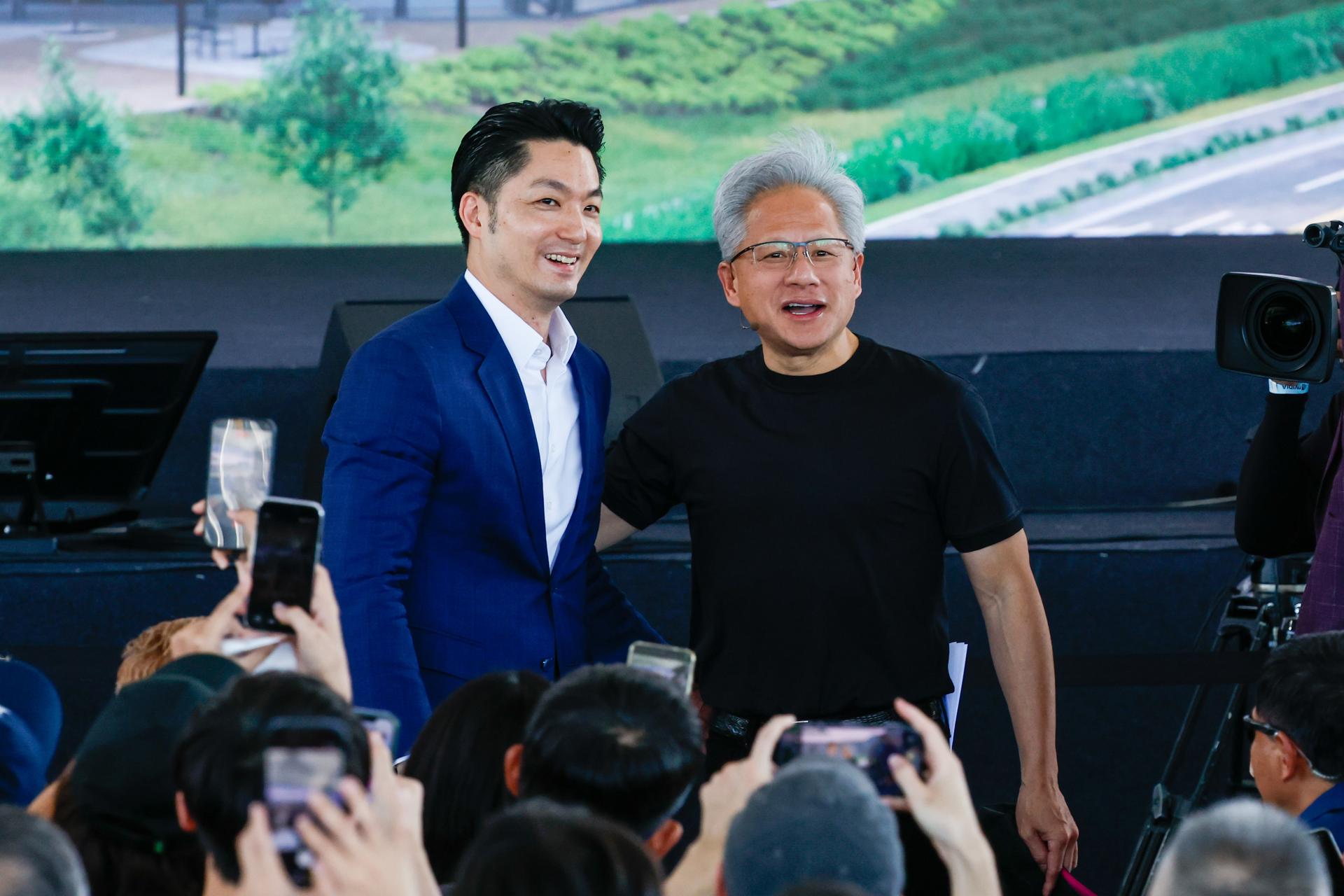 TAIPÉI (Taiwán), 27/05/2026.- El presidente y director ejecutivo de Nvidia, Jensen Huang (derecha), y el alcalde de Taipéi, Chiang Wan-an (izquierda), saludan a los empleados durante la celebración de Nvidia Constellation para todos los empleados en Taipéi.EFE/EPA/RITCHIE B. TONGO
