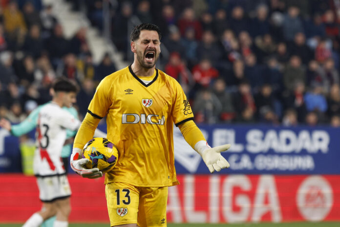 El argentino Augusto Batalla, guardameta del Rayo Vallecano. EFE/Villar López
