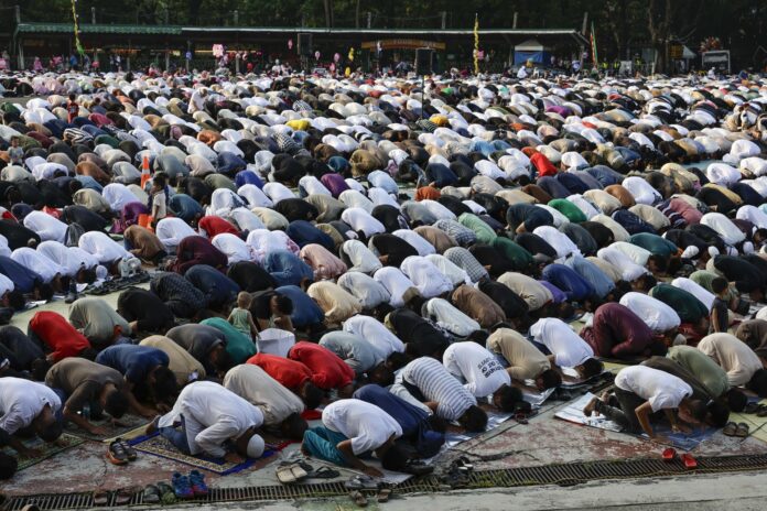 CIUDAD QUEZON (Filipinas), 27/05/2026.- Musulmanes realizan las oraciones matutinas en conmemoración del Eid al-Adha en un parque de Ciudad Quezón, Metro Manila, Filipinas, el 27 de mayo de 2026. 
EFE/EPA/ROLEX DELA PENA
