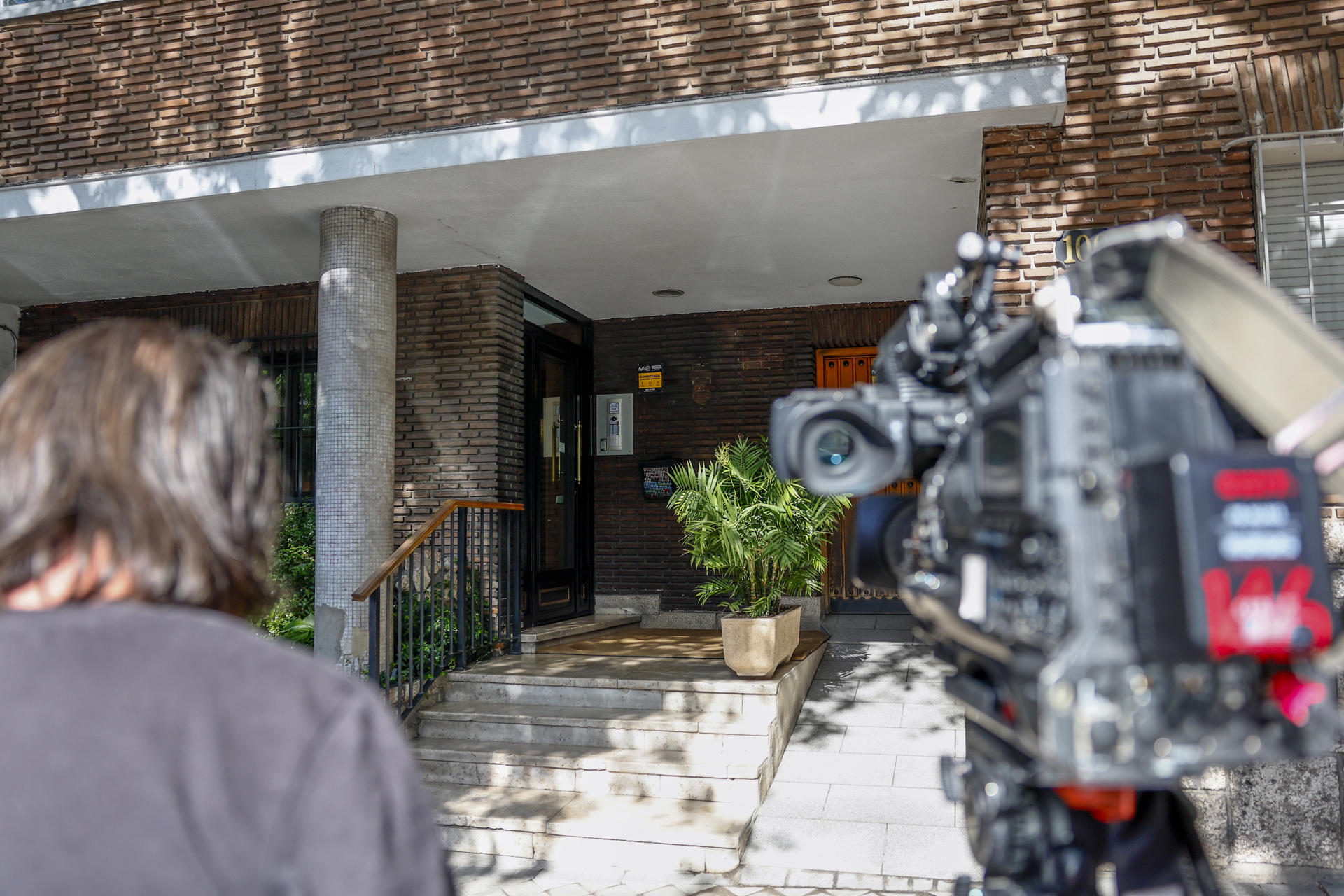 Vista del portal donde se encuentra el domicilio en Madrid del exvicepresidente de la Junta Gaspar Zarrías. Agentes de la Unidad Central Operativa (UCO) de la Guardia Civil se encuentran desde primera hora de esta mañana en un domicilio de Madrid. EFE/ Rodrigo Jiménez