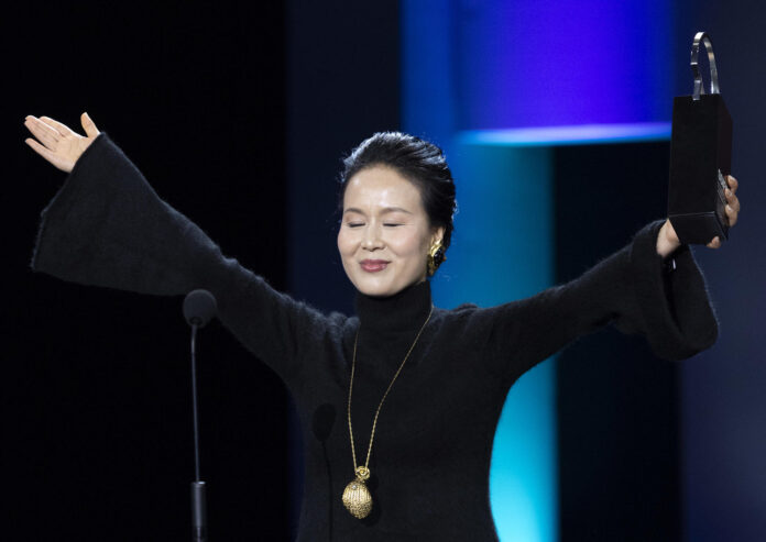 La actriz Zhao Xiaohong al recibir la Concha de Plata a la Mejor Interpretación protagonista Ex aequo por 'Her Heart Beats in Its Cage', el pasado 27 de septiembre de 2025 en la gala de clausura del 73 Festival Internacional de Cine de San Sebastián. EFE/ Javier Etxezarreta

