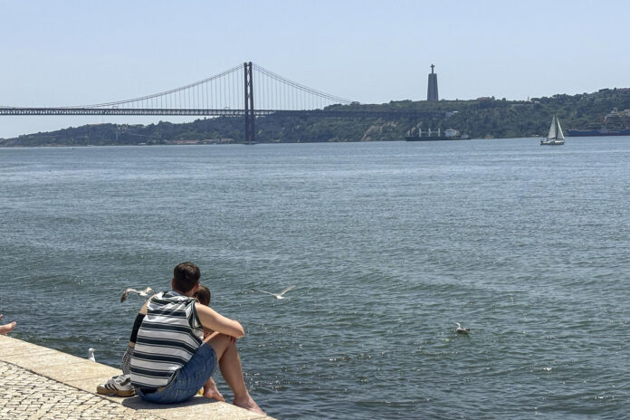 Fotografía de este martes en Lisboa (Portugal), donde las temperaturas llegaron hasta los 38 grados centígrados. EFE/ Blas Díaz
