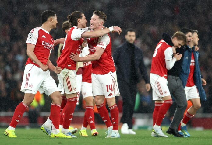 Los jugadores del Arsenal, en una foto de archivo, celebran su clasificación para la final de la Liga de Campeones. EFE/EPA/NEIL HALL
