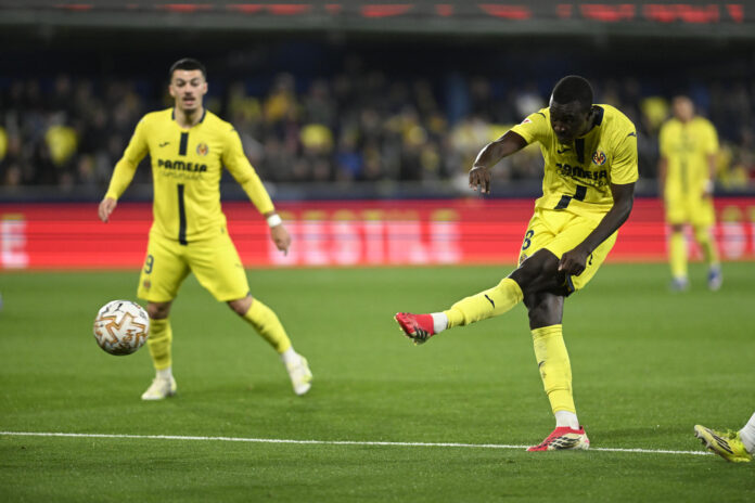 El centrocampista senegalés del Villarreal Pape Gueye (d). EFE/Andreu Dalmau

