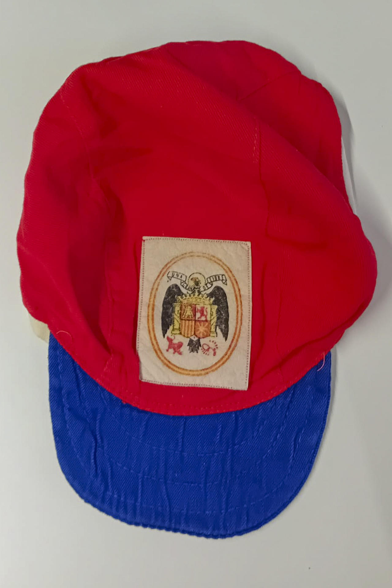 Gorra que utilizaba la exfutbolista Carmen Arce 'Kubalita' y tiene el escudo de España cosido porque no las dejaban utilizarlo. EFE/Olga Martín
