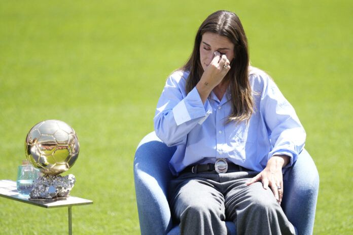 La centrocampista del Barcelona Alexia Putellas durante el acto oficial de despedida del club azulgrana celebrado en el Spotify Camp Nou. EFE/Enric Fontcuberta
