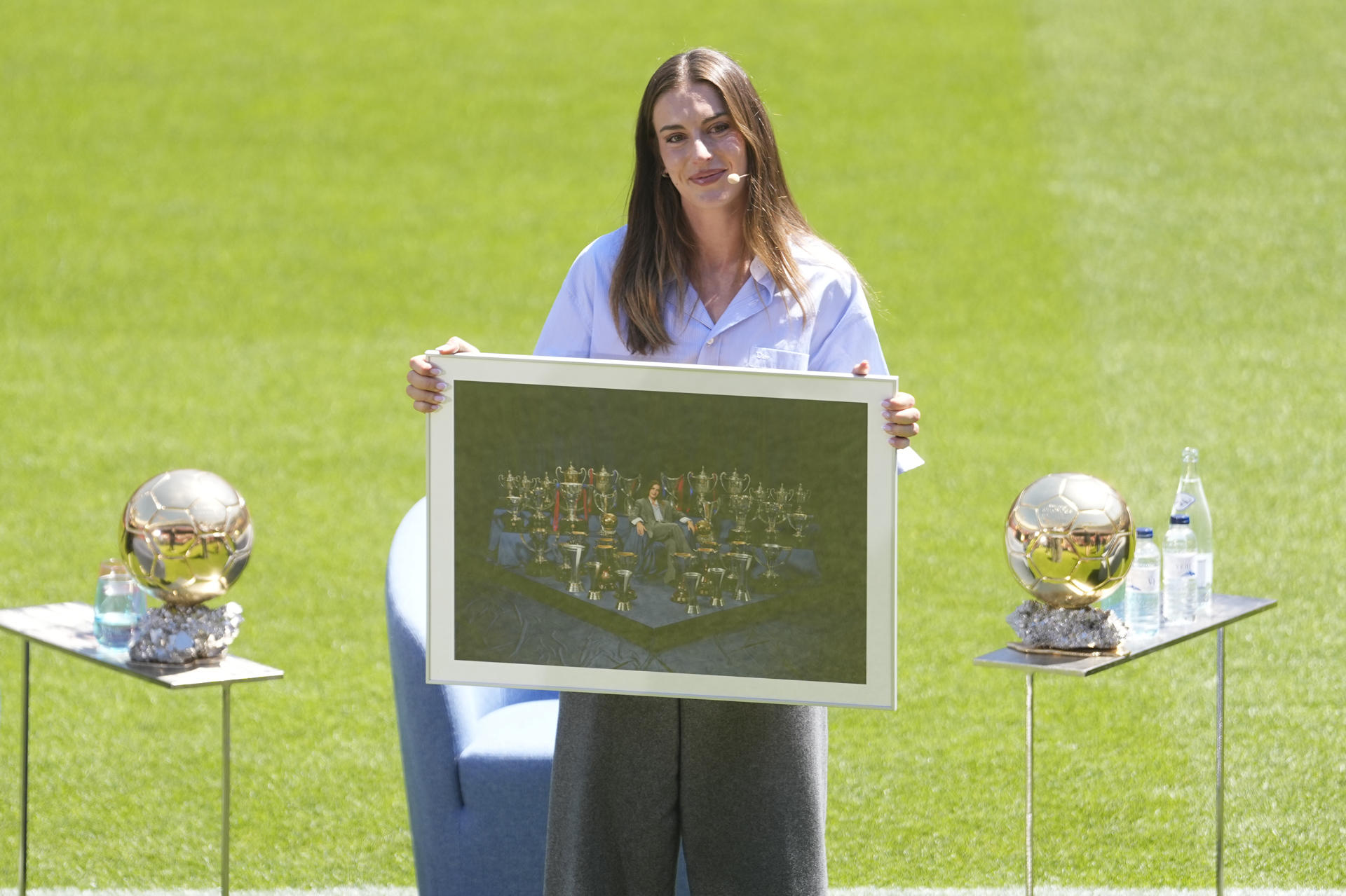 La centrocampista del Barcelona Alexia Putellas durante el acto oficial de despedida del club azulgrana celebrado en el Spotify Camp Nou. EFE/Enric Fontcuberta
