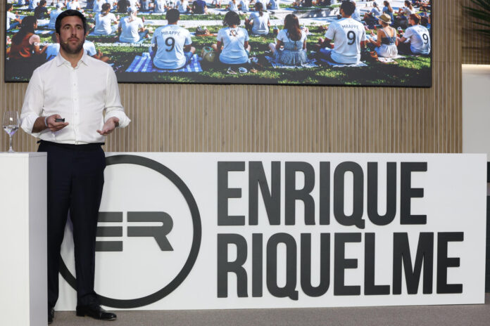 Enrique Riquelme, candidato a la presidencia a las elecciones del Real Madrid el próximo 7 de junio, presenta este miércoles su proyecto social, que incluye la construcción de un pabellón, un hotel y espacios para los socios en la ciudad deportiva de Valdebebas. EFE/ J.J.Guillen
