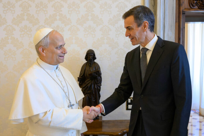 El presidente del Gobierno de España, Pedro Sánchez, durante su primera audiencia con el papa León XIV en el Vaticano. EFE/ Servizio Fotografico Vaticano / Dicastero Per La Comunicazi SOLO USO EDITORIAL/SOLO DISPONIBLE PARA ILUSTRAR LA NOTICIA QUE ACOMPAÑA (CRÉDITO OBLIGATORIO)
