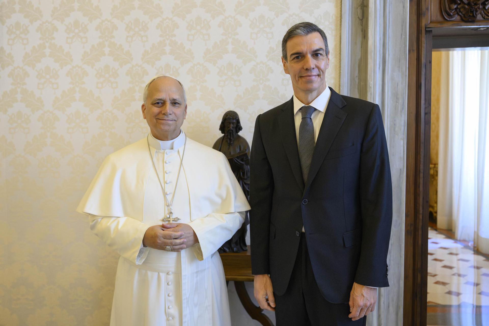 El presidente del Gobierno de España, Pedro Sánchez, durante su primera audiencia con el papa León XIV en el Vaticano. EFE/Simone Risoluti SOLO USO EDITORIAL/SOLO DISPONIBLE PARA ILUSTRAR LA NOTICIA QUE ACOMPAÑA (CRÉDITO OBLIGATORIO)