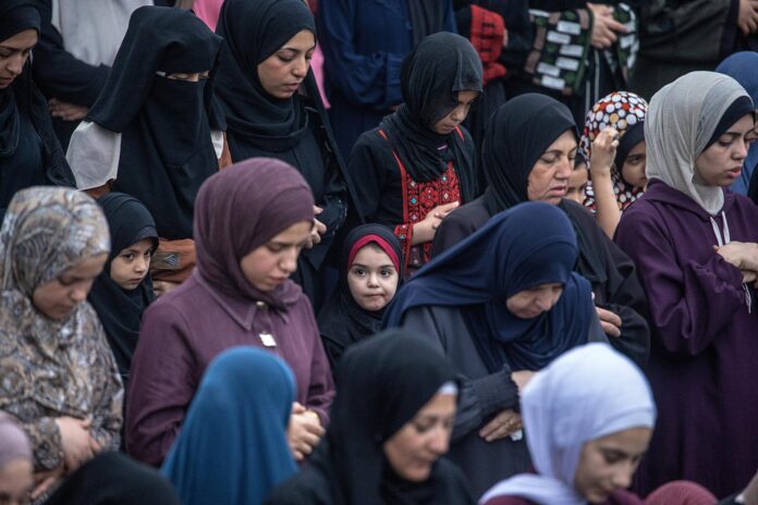 Mujeres palestinas desplazadas internas asisten a la oración de Aíd al Adha o Fiesta del Sacrificio en la ciudad de Gaza, el 27 de mayo de 2026. EFE/EPA/MOHAMMED SABER
