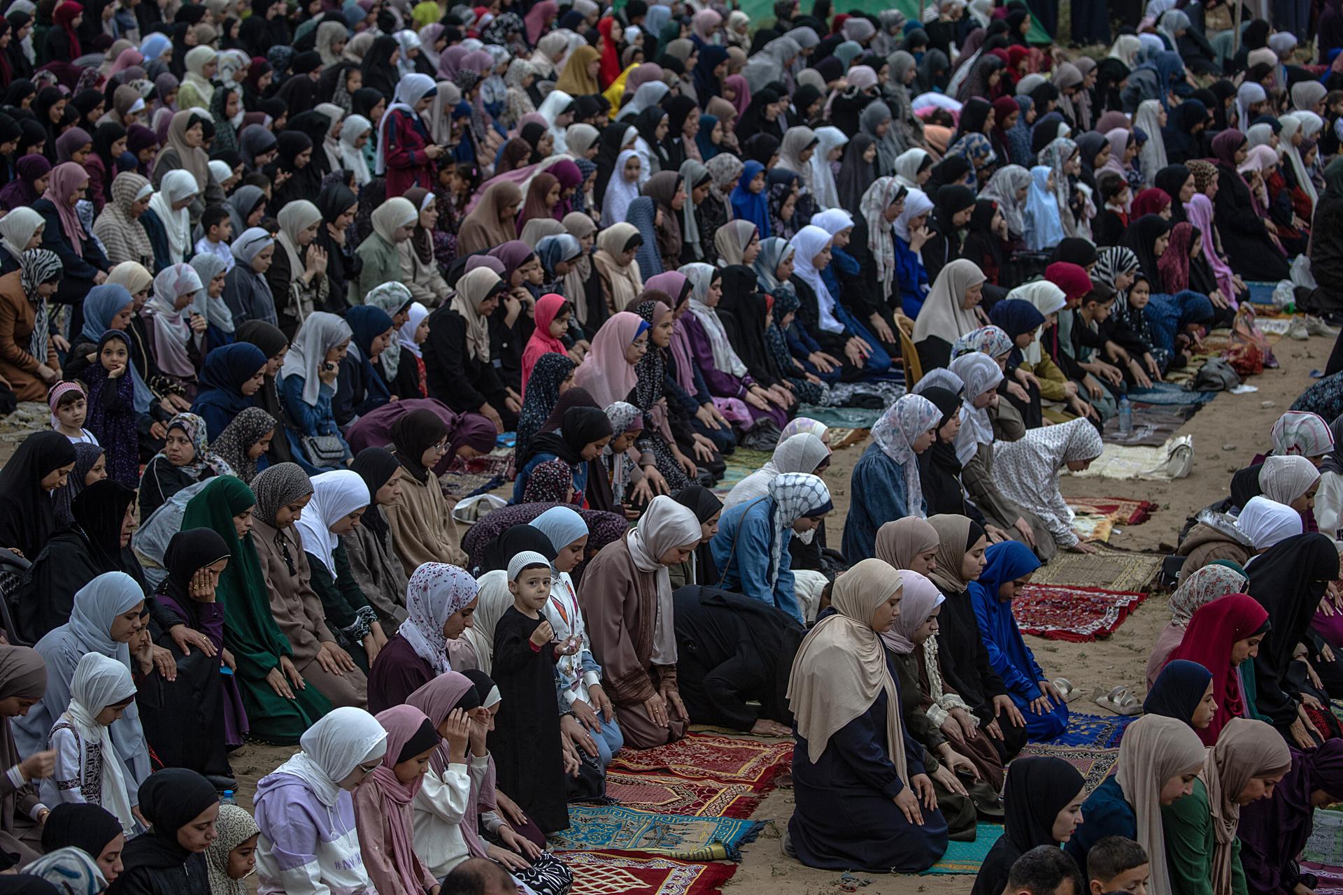 Mujeres palestinas desplazadas internas asisten a la oración de Aíd al Adha o Fiesta del Sacrificio en la ciudad de Gaza, el 27 de mayo de 2026. EFE/EPA/MOHAMMED SABER

