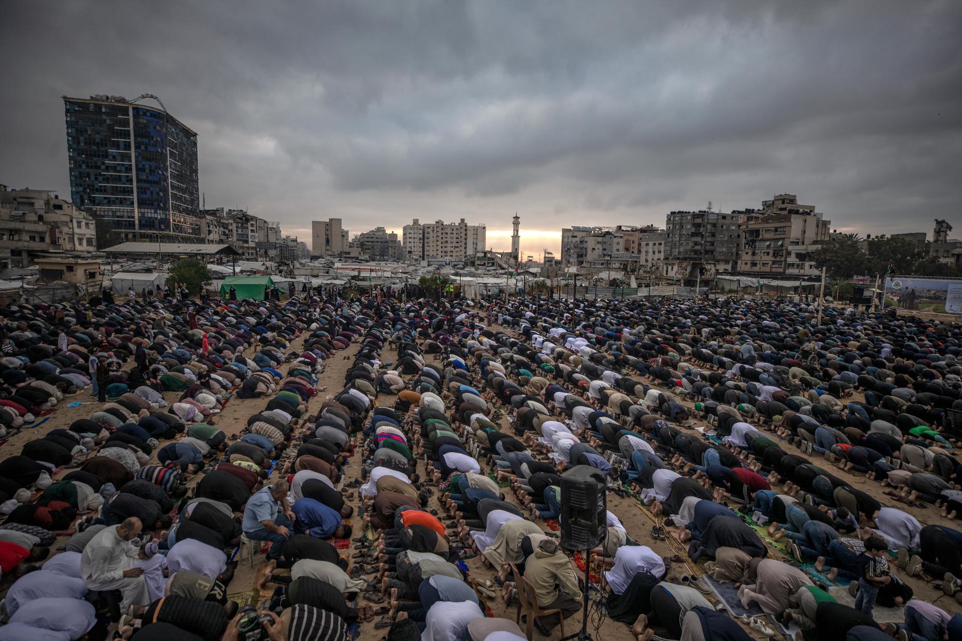 Palestinos desplazados internos asisten a la oración de Aíd al Adha o Fiesta del Sacrificio en la ciudad de Gaza, el 27 de mayo de 2026. EFE/EPA/MOHAMMED SABER
