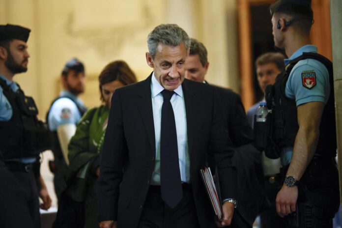 El expresidente francés Nicolas Sarkozy abandona el tribunal en el último día de vista de apelación del juicio por financiación libia en el tribunal de París, Francia, el 13 de mayo de 2026. . (Francia) EFE/EPA/YOAN VALAT

