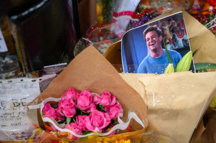Imagen de archivo de una ofrenda floral al actor Matthew Perry. EFE/EPA/Tamas Vasvari HUNGARY OUT
