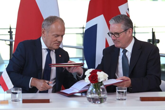 - El Primer Ministro británico Keir Starmer (D) y el Primer Ministro polaco Donald Tusk en una ceremonia de firma de un acuerdo de defensa y seguridad en el Búnker de la Batalla de Gran Bretaña en el distrito de Uxbridge de Londres, Gran Bretaña, 27 de mayo de 2026. El Reino Unido está a punto de firmar un nuevo pacto de defensa y seguridad con Polonia, mientras los aliados de la OTAN buscan frenar la amenaza que representa Rusia. (Polonia, Rusia, Reino Unido, Londres) EFE/EPA/Jaimi Joy / POOL
