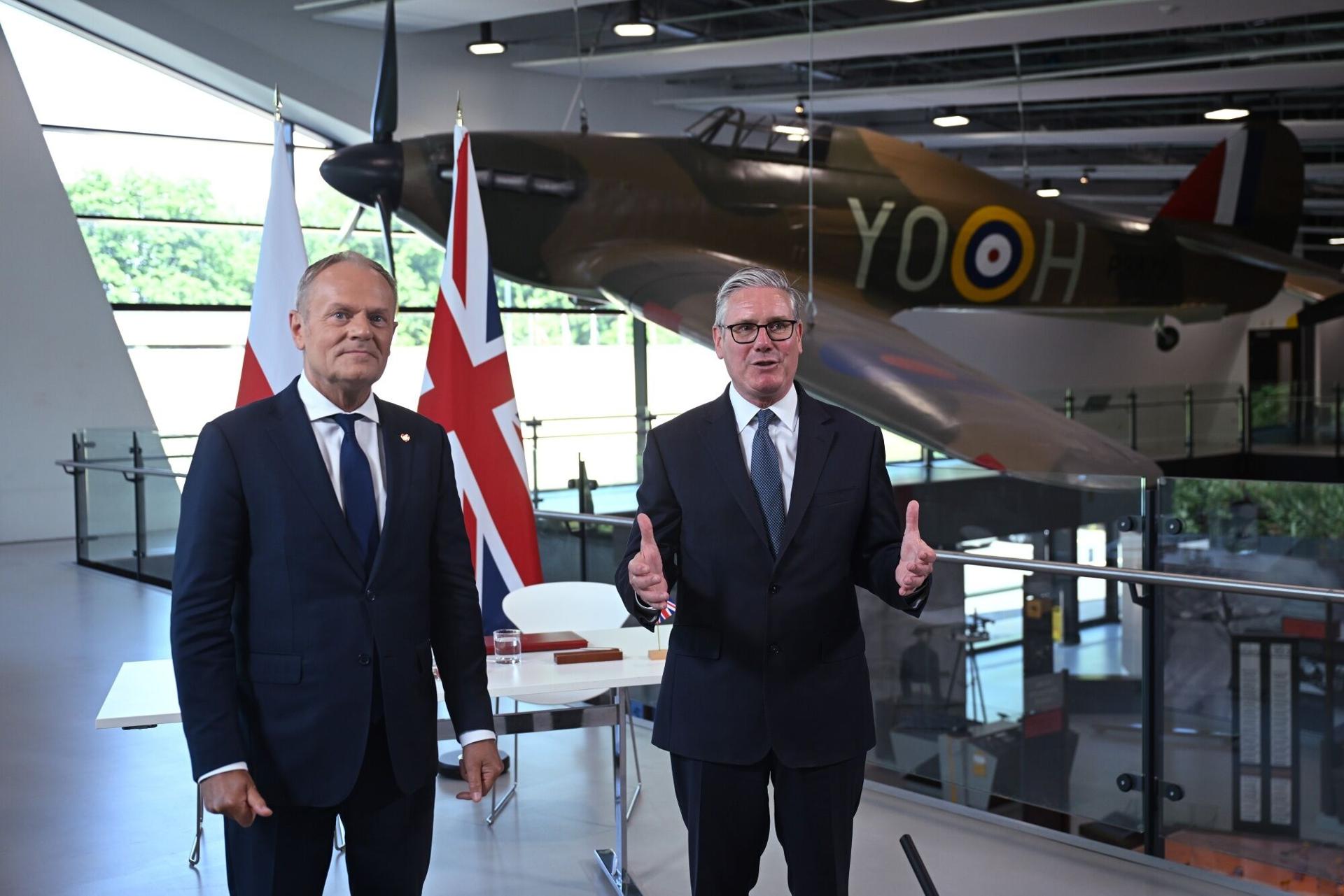 El Primer Ministro británico Keir Starmer (D) y el Primer Ministro polaco Donald Tusk en el Bunker de la Batalla de Inglaterra en el distrito de Uxbridge de Londres, Gran Bretaña, 27 de mayo de 2026. El Reino Unido está a punto de firmar un nuevo pacto de defensa y seguridad con Polonia, mientras los aliados de la OTAN buscan frenar la amenaza que representa Rusia. (Polonia, Rusia, Reino Unido, Londres) EFE/EPA/Jaimi Joy / POOL
