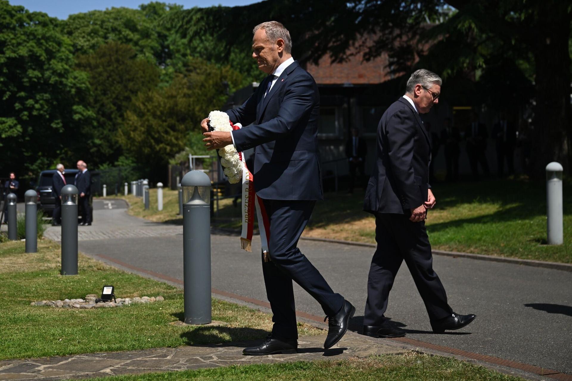 - El Primer Ministro británico Keir Starmer (D) y el Primer Ministro polaco Donald Tusk asisten a una ceremonia de colocación de ofrendas florales en el Búnker de la Batalla de Gran Bretaña en el distrito de Uxbridge, Londres, Gran Bretaña, 27 de mayo de 2026. El Reino Unido está a punto de firmar un nuevo pacto de defensa y seguridad con Polonia, mientras los aliados de la OTAN buscan frenar la amenaza que representa Rusia. (Polonia, Rusia, Reino Unido, Londres) EFE/EPA/Jaimi Joy / POOL
