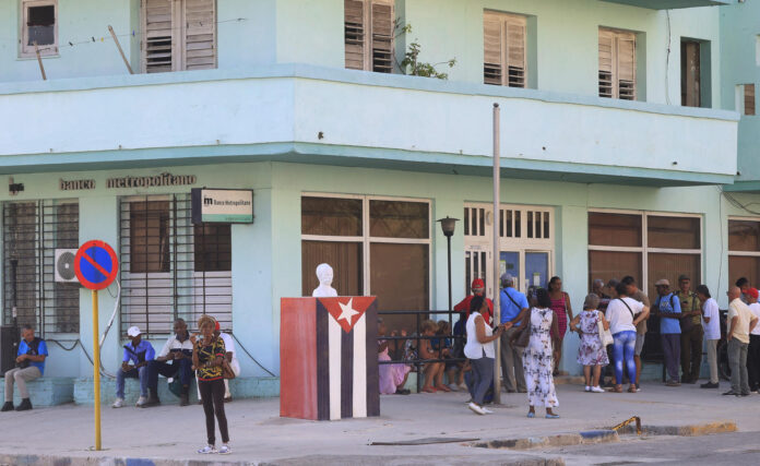 Personas esperan para entrar a un banco en La Habana en una imagen de archivo. EFE/Ernesto Mastrascusa
