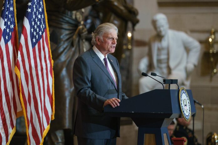 Fotografía de archivo del 16 de mayo de 2024 que muestra el evangelista estadounidense Franklin Graham hablando en una ceremonía, en Washington (EE.UU.). EFE/ Al Drago / POOL
